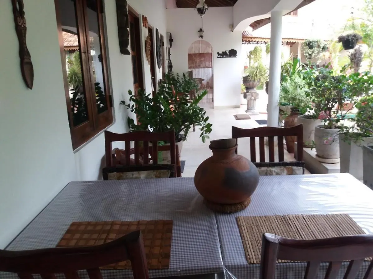 Embiente Guest House Negombo 3*,