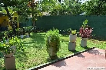 Embiente Guest House Negombo 3*,